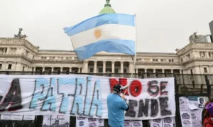 Buenos Aires, Argentina ? In the photos, social, labor, political, and student groups, along with independent citizens, mobilized in Buenos Aires on August 6, 2026, against a controversial bill containing several initiatives regarding private property. The demonstration was called to express widespread public rejection of the chapter on the sale of land to foreigners within the proposed law on the