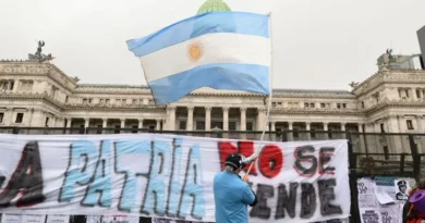 Buenos Aires, Argentina ? In the photos, social, labor, political, and student groups, along with independent citizens, mobilized in Buenos Aires on August 6, 2026, against a controversial bill containing several initiatives regarding private property. The demonstration was called to express widespread public rejection of the chapter on the sale of land to foreigners within the proposed law on the