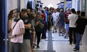 Brasília – DF – 04/10/2026 - Votação do primeiro turno. (Fila para votar no Colégio Leonardo da Vinci). FOTO: Lula Marques/Agência Brasil.