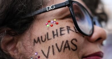 Brasília (DF), 07/12/2025 - O Levante Mulheres Vivas realiza ato na área central de Brasília para denunciar o feminicídio e todas as formas de violência contra mulheres. Foto: Marcelo Camargo/Agência Brasil