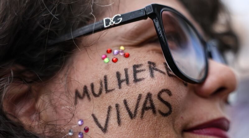 Brasília (DF), 07/12/2025 - O Levante Mulheres Vivas realiza ato na área central de Brasília para denunciar o feminicídio e todas as formas de violência contra mulheres. Foto: Marcelo Camargo/Agência Brasil
