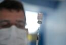 O secretário municipal de Saúde do Rio, Daniel Soranz mostra vacina contra Covid-19 para crianças, no Rio de Janeiro