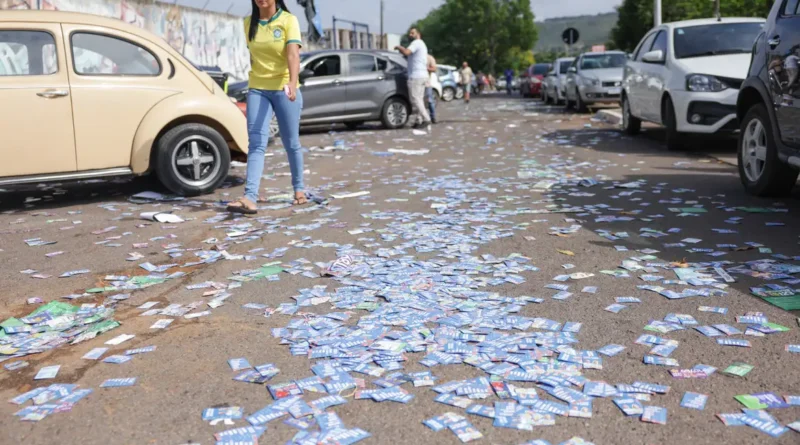 Brasília (DF), 04/10/2026 - Material de propaganda eleitoral é encontrado espalhado em frente a uma escola durante o primeiro turno das Eleições 2026, neste domingo. A distribuição de santinhos e a prática de boca de urna são proibidas no dia da votação. Foto: Joédson Alves/Agência Brasil