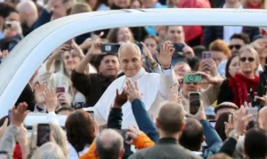 Papa Leão cumprimenta os fiéis na audiência geral semanal na Praça de São Pedro 21 de outubro de 2026 REUTERS/Yara Nardi