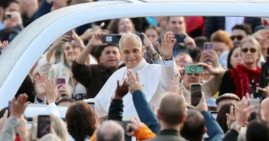 Papa Leão cumprimenta os fiéis na audiência geral semanal na Praça de São Pedro 21 de outubro de 2026 REUTERS/Yara Nardi
