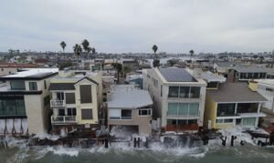 Tempestade tropical Rachel e as ondas de Kelvin, impulsionadas pelo El Niño, atingem o calçadão de Long Beach, na Califórnia 10 de outubro de 2026 REUTERS/David Swanson