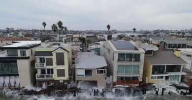 Tempestade tropical Rachel e as ondas de Kelvin, impulsionadas pelo El Niño, atingem o calçadão de Long Beach, na Califórnia 10 de outubro de 2026 REUTERS/David Swanson