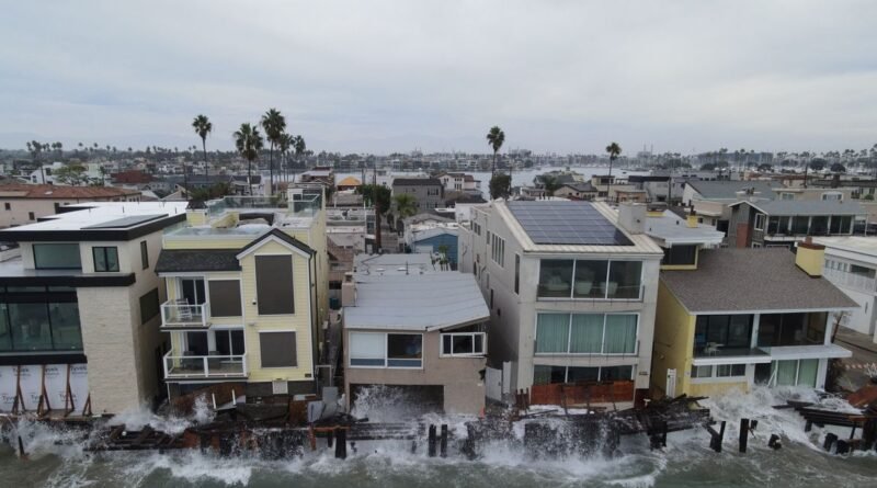 Tempestade tropical Rachel e as ondas de Kelvin, impulsionadas pelo El Niño, atingem o calçadão de Long Beach, na Califórnia 10 de outubro de 2026 REUTERS/David Swanson