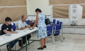 Brasília (DF), 04/10/2026 - Eleitores comparecem às seções eleitorais na manhã deste domingo para participar do primeiro turno das Eleições 2026. As imagens mostram o momento da votação nas salas onde estão instaladas as urnas eletrônicas. Foto: Joédson Alves/Agência Brasil