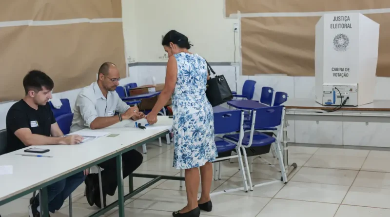 Brasília (DF), 04/10/2026 - Eleitores comparecem às seções eleitorais na manhã deste domingo para participar do primeiro turno das Eleições 2026. As imagens mostram o momento da votação nas salas onde estão instaladas as urnas eletrônicas. Foto: Joédson Alves/Agência Brasil