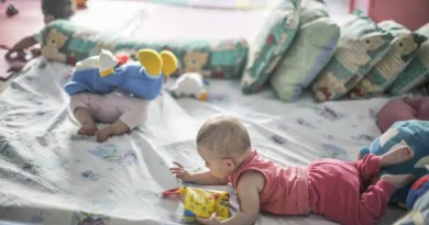 Brasília (DF), 16/02/2026 - Bebês brincam no Lar da Criança Padre Cícero, instituição que acolhe mais de 20 crianças e adolescentes. Poucos estão habilitados para adoção . Foto: Marcello Casal Jr/Agência Brasil