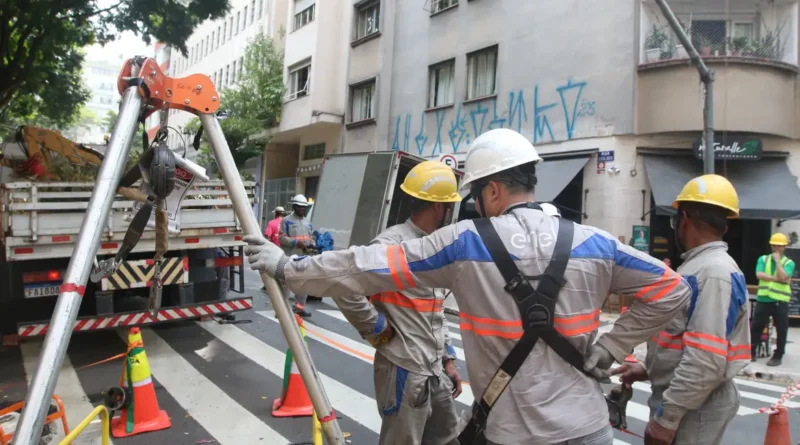 São Paulo (SP), 18/03/2024 - Funcionários da Enel trabalham na rua General Jardim, em Vila Buarque, durante falta de energia na região central. Foto: Rovena Rosa/Agência Brasil