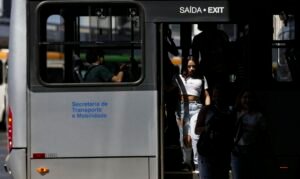 Brasília (DF), 09/08/2023 - Movimentação de passageiros e ônibus na Rodoviária do Plano Piloto. Nos dias 8 e 9 de agosto acontece, em Brasília, o 36º Seminário Nacional de Transporte Urbano, em que empresários, entidades de classe, especialistas e representantes de governo debatem as mudanças necessárias no setor. Foto: Marcelo Camargo/Agência Brasil