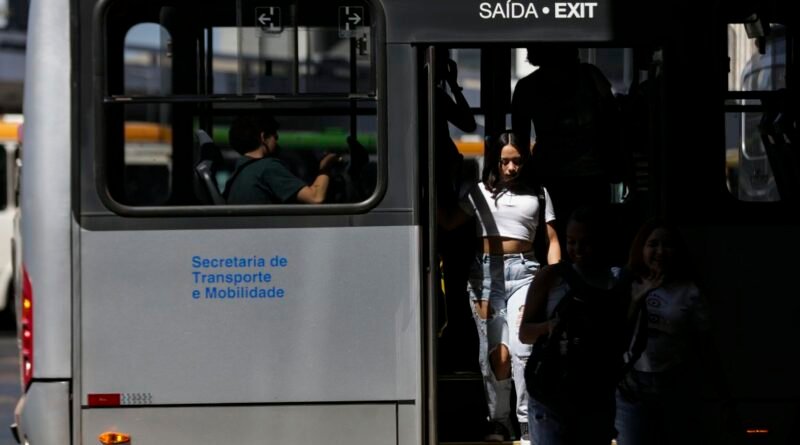 Brasília (DF), 09/08/2023 - Movimentação de passageiros e ônibus na Rodoviária do Plano Piloto. Nos dias 8 e 9 de agosto acontece, em Brasília, o 36º Seminário Nacional de Transporte Urbano, em que empresários, entidades de classe, especialistas e representantes de governo debatem as mudanças necessárias no setor. Foto: Marcelo Camargo/Agência Brasil