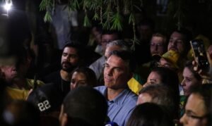 Brasília (DF), 04/10/2026 - Flávio Bolsonaro (PL) fala com jornalistas após a vitória no primeiro turno das eleições de 2026 sobre seu oponente, Luiz Inácio Lula da Silva (PT). Foto: Joédson Alves/Agência Brasil