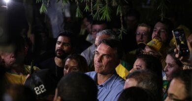 Brasília (DF), 04/10/2026 - Flávio Bolsonaro (PL) fala com jornalistas após a vitória no primeiro turno das eleições de 2026 sobre seu oponente, Luiz Inácio Lula da Silva (PT). Foto: Joédson Alves/Agência Brasil