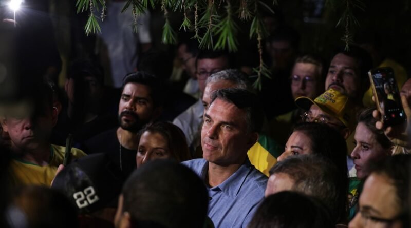 Brasília (DF), 04/10/2026 - Flávio Bolsonaro (PL) fala com jornalistas após a vitória no primeiro turno das eleições de 2026 sobre seu oponente, Luiz Inácio Lula da Silva (PT). Foto: Joédson Alves/Agência Brasil