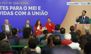 Brasília – DF – 21/10/2026 -O presidente Luiz Inácio Lula da Silva durante cerimônia que encaminhou ao Congresso Nacional a proposta de emenda à Constituição (PEC) para garantir o transporte público urbano gratuito aos sábados e domingos e sancionou o projeto que aumenta limite de faturamento do MEI. Foto: Lula Marques/Agência Brasil