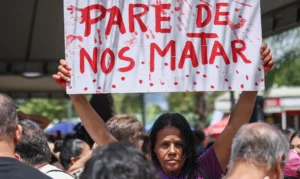 Brasília (DF), 07/12/2025 - O Levante Mulheres Vivas realiza ato na área central de Brasília para denunciar o feminicídio e todas as formas de violência contra mulheres. Foto: Marcelo Camargo/Agência Brasil