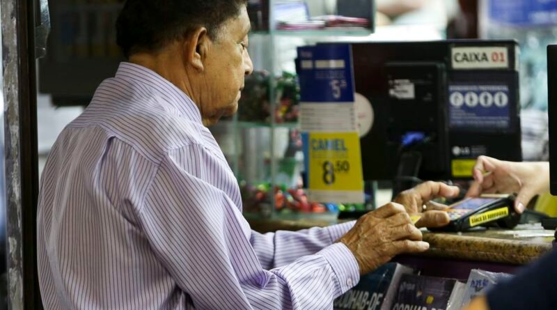 Idosos na região central de Brasília.