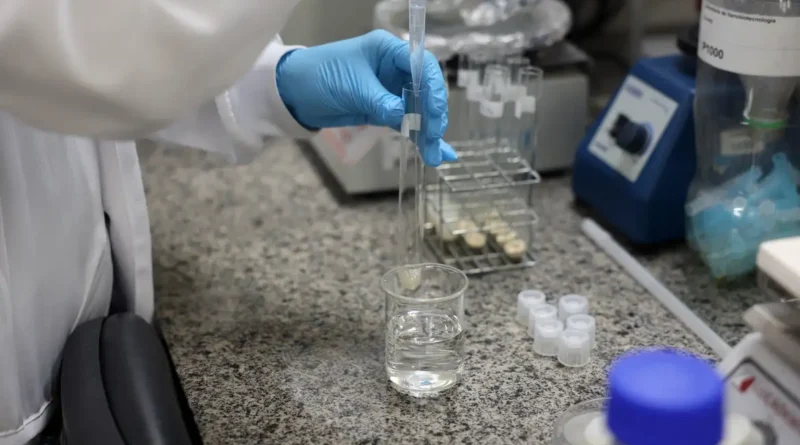 Brasília (DF), 26/05/2026 - O laboratório de nanotecnologia da Embrapa produz em caráter experimental substitutos veganos de carne vermelha, salmão e lula por meio de uma impressora carregada de massa feita do extrato de sementes. Foto: Valter Campanato/Agência Brasil