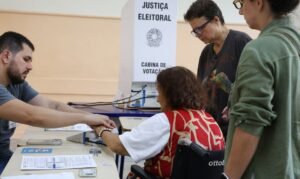 Rio de Janeiro (RJ), 04/10/2026 - A psicóloga Maria Lidia Gomes de Mattos vota na zona eleitoral do Colégio Estadual Amaro Cavalcante, no Largo do Machado. - Foto: Rovena Rosa/Agência Brasil