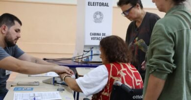 Rio de Janeiro (RJ), 04/10/2026 - A psicóloga Maria Lidia Gomes de Mattos vota na zona eleitoral do Colégio Estadual Amaro Cavalcante, no Largo do Machado. - Foto: Rovena Rosa/Agência Brasil
