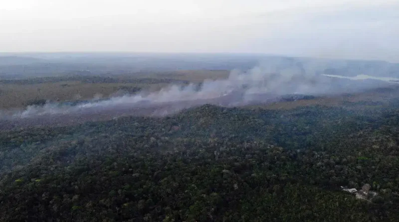 Alter do Chão, distrito de Santarém (PA), também foi atingido pelas chamas; a qualidade do ar no município é considerada insalubre nesta segunda-feira 19. Foto: Brigada de Alter do Chão (PA)/ Divulgação