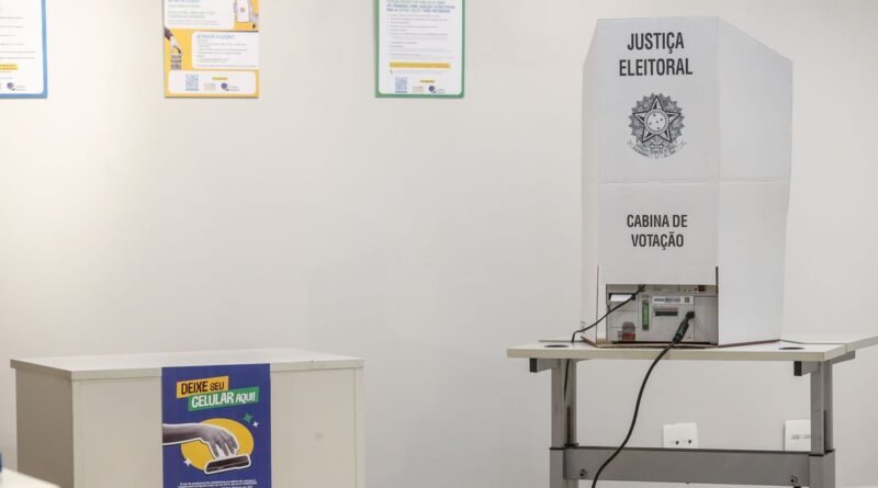 São Paulo (SP) 24/09/2026 - O Tribunal Regional Eleitoral de São Paulo (TRE-SP) , durante demonstração para a imprensa do fluxo de votação das Eleições 2026. Além de uma apresentação sobre o chamado “derrame de santinhos” e o novo provimento da Corregedoria do Tribunal que disciplina a fiscalização e a repressão desse crime eleitoral. O evento realizado na sede do TRE-SP. Urna Eletrônica . Foto: Paulo Pinto/Agência Brasil