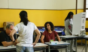 Niterói (RJ), 27/10/2024 – Eleitores votam na 71ª Zona Eleitoral, no Colégio Liceu Nilo Peçanha, no centro de Niterói. Foto: Tomaz Silva/Agência Brasil