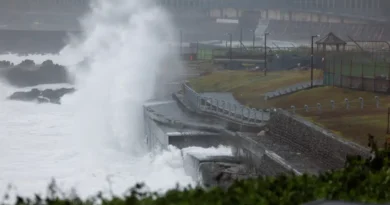 Ondas geradas pelo tufão Champi batem contra um quebra-mar em Keelung, em Taiwan 23 de outubro de 2026 REUTERS/Ann Wang