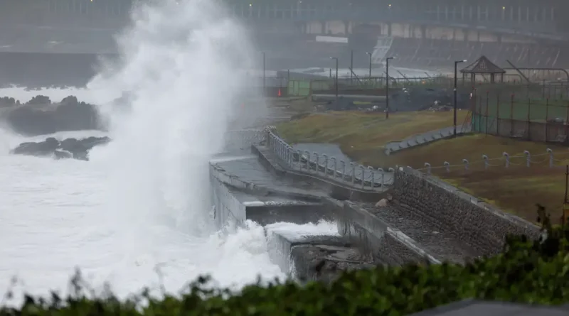 Ondas geradas pelo tufão Champi batem contra um quebra-mar em Keelung, em Taiwan 23 de outubro de 2026 REUTERS/Ann Wang