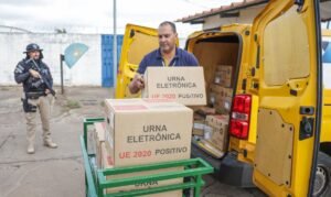 Brasília (DF), 02/10/2026 - O Tribunal Regional Eleitoral do Distrito Federal (TRE-DF) iniciou a distribuição das 7.000 mil urnas eletrônicas que serão utilizadas neste domingo (4/10), durante o 1º turno das Eleições 2026. Na foto urnas chegando na escola civil-militar na cidade da Estrutural. Foto: Joédson Alves/Agência Brasil