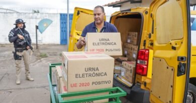 Brasília (DF), 02/10/2026 - O Tribunal Regional Eleitoral do Distrito Federal (TRE-DF) iniciou a distribuição das 7.000 mil urnas eletrônicas que serão utilizadas neste domingo (4/10), durante o 1º turno das Eleições 2026. Na foto urnas chegando na escola civil-militar na cidade da Estrutural. Foto: Joédson Alves/Agência Brasil