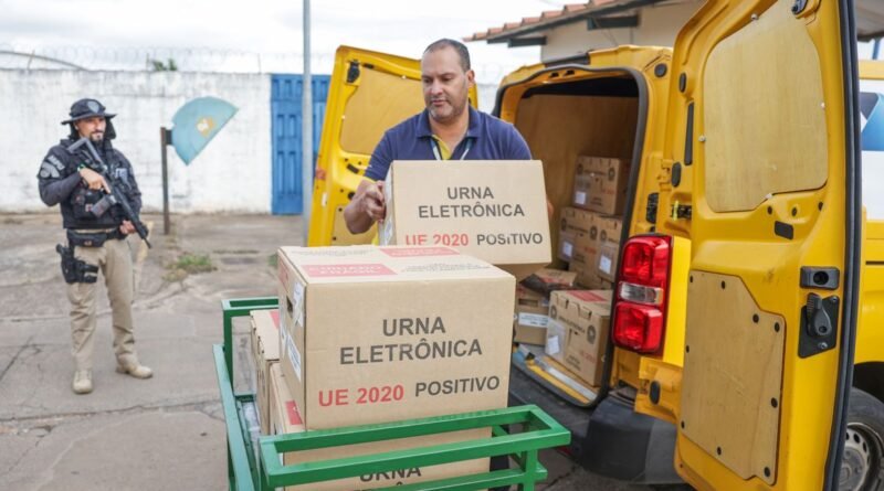 Brasília (DF), 02/10/2026 - O Tribunal Regional Eleitoral do Distrito Federal (TRE-DF) iniciou a distribuição das 7.000 mil urnas eletrônicas que serão utilizadas neste domingo (4/10), durante o 1º turno das Eleições 2026. Na foto urnas chegando na escola civil-militar na cidade da Estrutural. Foto: Joédson Alves/Agência Brasil
