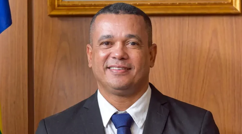 23/10/2026 - Barra do Corda (MA) afasta secretário por ameaça a eleitores do PT - O prefeito de Barra do Corda (MA), Rigo Alberto Teles de Sousa, determinou, nesta quinta-feira (22), o afastamento do secretário municipal de Segurança Pública, Antonio James Mota da Silva, até o fim das eleições de 2026 – que tem o segundo turno marcado para o próximo domingo (25). O texto assinado pelo prefeito, na portaria nº 398/2026, confirma que a decisão é motivada pelas declarações de James Mota que sugerem a realização de prisões e a perseguição de eleitores e apoiadores do Partido dos Trabalhadores (PT)
