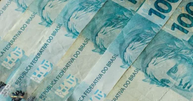 10/07/2026 - Brasília - dinheiro, moeda, real, reais, cédula, cédulas, nota, notas, moeda brasileira, dinheiro brasileiro, inflação, inflação alta, deflação, economia, economia brasileira, mercado, mercado financeiro, finanças, finanças pessoais, orçamento, orçamento doméstico, renda, renda familiar, salário, salário mínimo, remuneração, vencimento, pagamento, poder de compra, custo de vida, custo dos alimentos, aumento de preços, alta dos preços, carestia, desvalorização, valorização, perda do poder de compra, crise econômica, recessão, crescimento econômico, consumo, consumidor, compras, supermercado, cesta básica, despesas, gastos, contas, contas a pagar, boletos, dívida, dívidas, endividamento, inadimplência, poupança, economia doméstica, investimento, investimentos, aplicações financeiras, juros, taxa de juros, taxa Selic, Banco Central, crédito, empréstimo, financiamento, cartão de crédito, débito, PIX, transferência bancária, banco, instituição financeira, orçamento familiar, planejamento financeiro, reserva de emergência, patrimônio, riqueza, patrimônio líquido, capital, capital financeiro, lucro, prejuízo, receita, despesa, balanço financeiro, impostos, tributos, tributação, imposto de renda, arrecadação, arrecadação fiscal, carga tributária, imposto, taxa, tarifas, câmbio, dólar, euro, cotação, câmbio flutuante, desvalorização cambial, valorização cambial, moeda estrangeira, inflação acumulada, índice de preços, IPCA, INPC, IGP-M, poder aquisitivo, renda per capita, desenvolvimento econômico, estabilidade econômica, política monetária, política fiscal, oferta, demanda, produtividade, consumo consciente, educação financeira, planejamento financeiro, equilíbrio financeiro, independência financeira, riqueza, prosperidade, orçamento público, gastos públicos, contas públicas, déficit, superávit, tesouro nacional, moeda forte, moeda fraca, liquidez, circulação de dinheiro, s