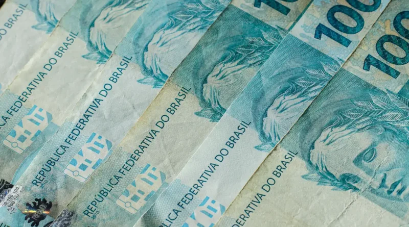 10/07/2026 - Brasília - dinheiro, moeda, real, reais, cédula, cédulas, nota, notas, moeda brasileira, dinheiro brasileiro, inflação, inflação alta, deflação, economia, economia brasileira, mercado, mercado financeiro, finanças, finanças pessoais, orçamento, orçamento doméstico, renda, renda familiar, salário, salário mínimo, remuneração, vencimento, pagamento, poder de compra, custo de vida, custo dos alimentos, aumento de preços, alta dos preços, carestia, desvalorização, valorização, perda do poder de compra, crise econômica, recessão, crescimento econômico, consumo, consumidor, compras, supermercado, cesta básica, despesas, gastos, contas, contas a pagar, boletos, dívida, dívidas, endividamento, inadimplência, poupança, economia doméstica, investimento, investimentos, aplicações financeiras, juros, taxa de juros, taxa Selic, Banco Central, crédito, empréstimo, financiamento, cartão de crédito, débito, PIX, transferência bancária, banco, instituição financeira, orçamento familiar, planejamento financeiro, reserva de emergência, patrimônio, riqueza, patrimônio líquido, capital, capital financeiro, lucro, prejuízo, receita, despesa, balanço financeiro, impostos, tributos, tributação, imposto de renda, arrecadação, arrecadação fiscal, carga tributária, imposto, taxa, tarifas, câmbio, dólar, euro, cotação, câmbio flutuante, desvalorização cambial, valorização cambial, moeda estrangeira, inflação acumulada, índice de preços, IPCA, INPC, IGP-M, poder aquisitivo, renda per capita, desenvolvimento econômico, estabilidade econômica, política monetária, política fiscal, oferta, demanda, produtividade, consumo consciente, educação financeira, planejamento financeiro, equilíbrio financeiro, independência financeira, riqueza, prosperidade, orçamento público, gastos públicos, contas públicas, déficit, superávit, tesouro nacional, moeda forte, moeda fraca, liquidez, circulação de dinheiro, s