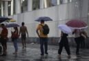 Rio de Janeiro (RJ) 29/01/2025 – Chegada de chuvas faz Defesa Civil enviar alerta extremo na cidade pela primeira vez. Pedestres com guarda-chuvas no Centro. Foto: Fernando Frazão/Agência Brasil