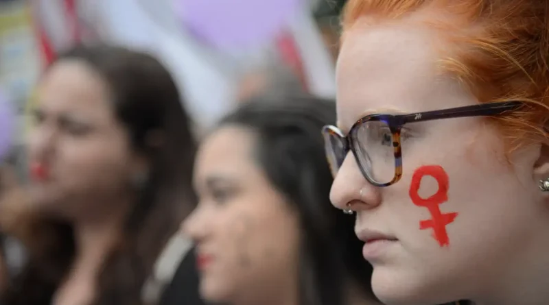 Rio de Janeiro - Mulheres fazem caminhada em solidariedade às manifestações feministas na América Latina, que tem países com alta taxa de feminicídio, segundo a ONU (Fernando Frazão/Agência Brasil)