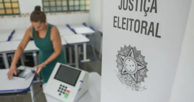 Brasília (DF), 24/10/2026 - Mesários preparam urnas eletrônicas em escola pública para o segundo turno das Eleições 2026, que será realizado neste domingo (25). Foto: Joédson Alves/Agência Brasil