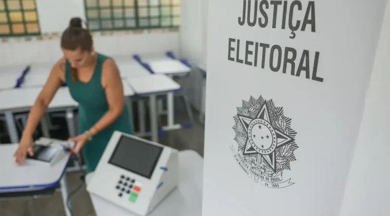 Brasília (DF), 24/10/2026 - Mesários preparam urnas eletrônicas em escola pública para o segundo turno das Eleições 2026, que será realizado neste domingo (25). Foto: Joédson Alves/Agência Brasil