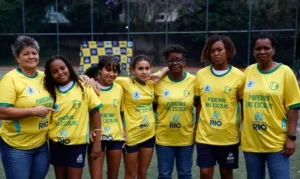 Rio de Janeiro (RJ), 21/10/2026 – Ex-jogadoras da seleção brasileira feminina de futebol Marisa, Fia e Pelé participam de atividades com alunas da rede pública de ensino na Escola Municipal Juan Antônio Samaranch, com o projeto Pioneiras nas Escolas. Foto: Fernando Frazão/Agência Brasil