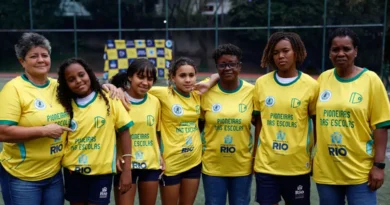 Rio de Janeiro (RJ), 21/10/2026 – Ex-jogadoras da seleção brasileira feminina de futebol Marisa, Fia e Pelé participam de atividades com alunas da rede pública de ensino na Escola Municipal Juan Antônio Samaranch, com o projeto Pioneiras nas Escolas. Foto: Fernando Frazão/Agência Brasil