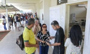 Brasília (DF), 04/10/2026 - Eleitores formam filas em locais de votação na manhã deste domingo, durante a abertura das seções eleitorais para o primeiro turno das Eleições 2026. Foto: Joédson Alves/Agência Brasil