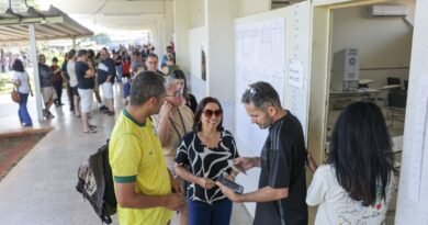 Brasília (DF), 04/10/2026 - Eleitores formam filas em locais de votação na manhã deste domingo, durante a abertura das seções eleitorais para o primeiro turno das Eleições 2026. Foto: Joédson Alves/Agência Brasil