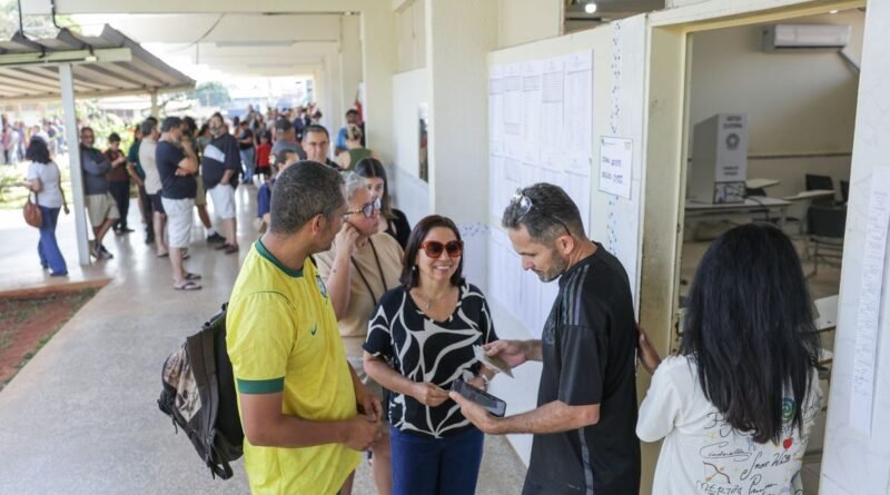Brasília (DF), 04/10/2026 - Eleitores formam filas em locais de votação na manhã deste domingo, durante a abertura das seções eleitorais para o primeiro turno das Eleições 2026. Foto: Joédson Alves/Agência Brasil