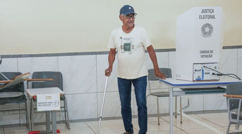 Brasília (DF), 04/10/2026 - Eleitores comparecem às seções eleitorais na manhã deste domingo para participar do primeiro turno das Eleições 2026. As imagens mostram o momento da votação nas salas onde estão instaladas as urnas eletrônicas. Foto: Joédson Alves/Agência Brasil