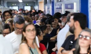 Brasília – DF – 04/10/2026 - Votação do primeiro turno. Eleitores na fila de votação no Colégio Leonardo da Vici. FOTO: Lula Marques/Agência Brasil.