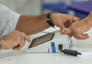 Brasília (DF), 04/10/2026 - Eleitores comparecem às seções eleitorais na manhã deste domingo para participar do primeiro turno das Eleições 2026. As imagens mostram o momento da votação nas salas onde estão instaladas as urnas eletrônicas. Foto: Joédson Alves/Agência Brasil